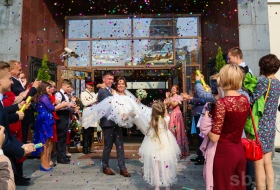 Девять влюбленных пар торжественно поженились в «Верхнем городе» в День города Минска