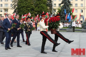 Торжественная церемония возложения цветов к монументу Победы 3 июля