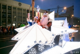 «Впечатления просто сказочные!» На главном проспекте Минска устроили шествие почти 1 000 Дедов Морозов и Снегурочек