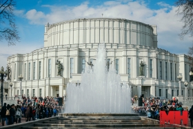 В Минске театрализованным представлением открыли сезон работы фонтанов