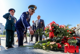День рождения столицы начали праздновать с возложения цветов к стеле «Минск – город-герой»