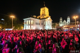 В Минске у Ратуши прошел первый почти летний концерт