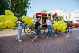 «Классика у Ратуши»: музыкальная карета прокатилась по центру Минска