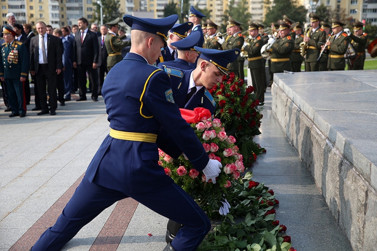 ЦЕРЕМОНИЯ ВОЗЛОЖЕНИЯ ВЕНКОВ И ЦВЕТОВ К СТЕЛЕ &laquo;МИНСК &mdash; ГОРОД-ГЕРОЙ&raquo;