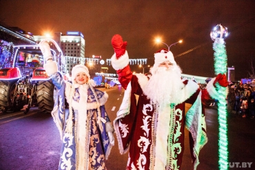 В Минске прошло шествие Дедов Морозов и Снегурочек