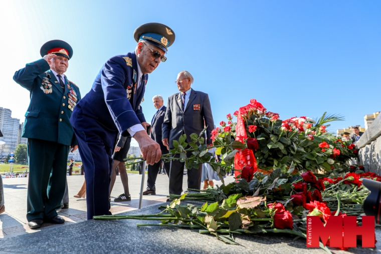 День рождения столицы начали праздновать с возложения цветов к стеле &laquo;Минск &ndash; город-герой&raquo;