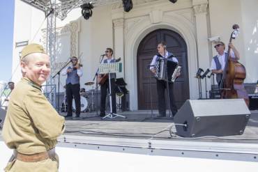 ГУЛЯНИЯ В ВЕРХНЕМ ГОРОДЕ НА ДЕНЬ НЕЗАВИСИМОСТИ: ТЕАТРАЛЬНЫЕ И ПОКАЗАТЕЛЬНЫЕ ВЫСТУПЛЕНИЯ, КЛАССИЧЕСКАЯ МУЗЫКА, ЯРМАРКА РЕМЕСЛЕННИКОВ