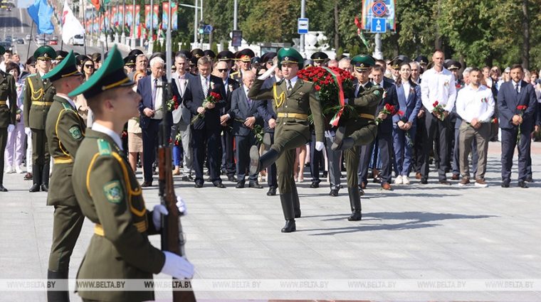 Церемония возложения цветов на площади Победы