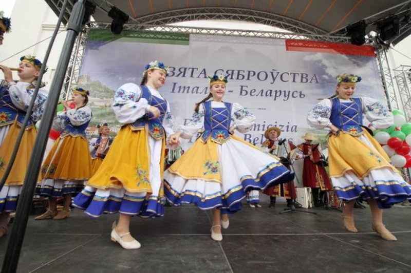 ПО-ИТАЛЬЯНСКИ СОЛНЕЧНАЯ И ЖИЗНЕРАДОСТНАЯ АТМОСФЕРА ЦАРИЛА В ВЕРХНЕМ ГОРОДЕ